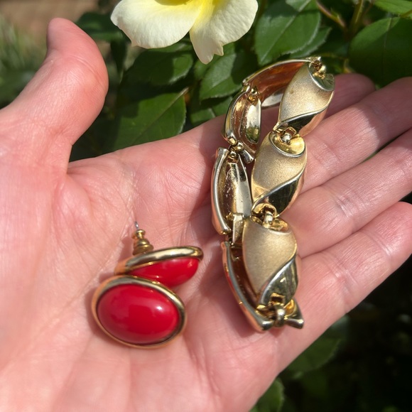 VTG Trifari Brushed Gold Bracelet and Red Earrings - Picture 4 of 7